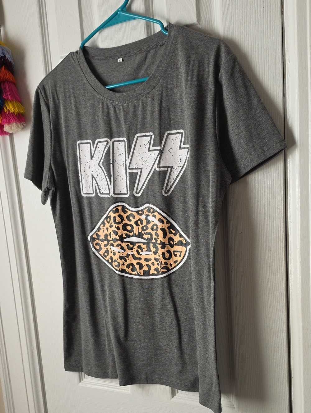 NWOT Kiss Women's Short Sleeve Tee in Gray with Leopard Lip Graphic